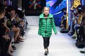 轻薄舒适的羽绒服，保暖又时尚，很适合小朋友视频封面