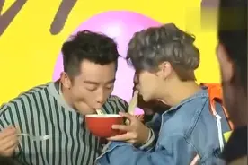 节目组为鹿晗郑恺过生日，吃交杯长寿面，大口吃面好萌，饿坏了吧视频封面