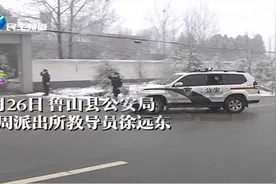 送别因公殉职的民警徐远东，女儿轻抚爸爸遗像这一幕让人泪目！视频封面