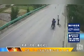 甘肃：两轮摩托车载四个人，交警拦下吓一跳，骑车者竟才十一岁视频封面