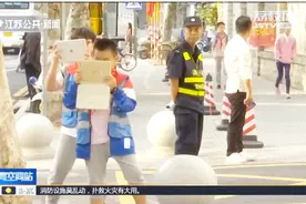 南京一小学，校门口执勤的“交警”竟是小学生，这是什么操作？视频封面