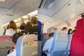 飞机滑行中粉丝冲头等舱拍偶像，空乘劝阻遭怼：赌1000看会不会摔视频封面