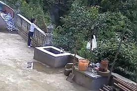 单亲爸爸外地打工，看老家监控发现女儿独坐门口大哭，哭声太心碎视频封面