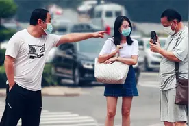 社会实验：看到女孩遭大叔偷拍，大妈怒斥：你想来硬的咱就来硬的视频封面