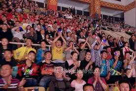 四川彝族小伙KO世界知名拳王，全场观众高呼！视频封面