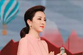 央视李思思烈日下陪娃踢球！脚踩200块国产鞋，头顶儿子外套防晒视频封面