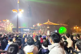 90后女孩扮演不倒翁爆火全网，万人围观一面难求，这场面太壮观了视频封面