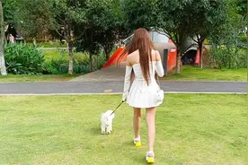 和闺蜜出来散步，网友说她是大美女，不仅长得高还很漂亮视频封面