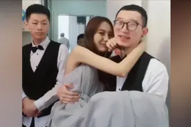 婚礼上伴郎抱伴娘做深蹲，搞得伴娘满脸娇羞，让旁边小伙羡慕不已视频封面