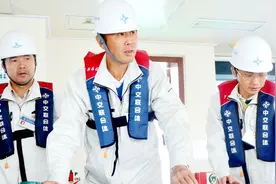 港珠澳大桥，总工程师林鸣鼻腔大出血，不顾反对执意回到施工现场视频封面