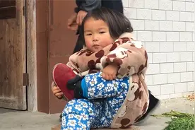 2岁宝宝学大人跷二郎腿，动作一气呵成，爸爸一看哭笑不得