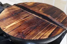 蒸鱼时，冷水还是热水上锅，教你正确做法，鱼肉鲜嫩美味，不腥气