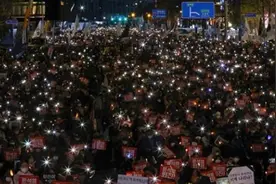 踩踏事件继续发酵，“尹锡悦下台”突然在韩国响起，事情越闹越大视频封面