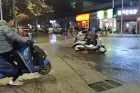 郑州一道路冒水结冰，行人骑车打滑拦不住，巡防：一会摔倒十来个视频封面