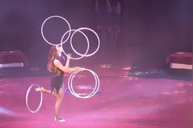 美女表演精彩套圈，手脚并用让人眼花缭乱，过程太精彩！视频封面