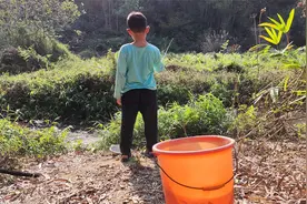 小学生钓小鱼拿大水桶装鱼，以为他是来搞笑的，走近一看我尴尬了视频封面