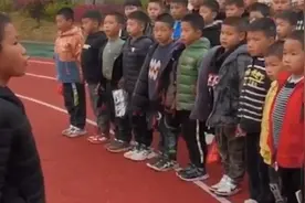 少年中国！湖南永州某小学班长开学霸气训话：新来的要懂规矩视频封面