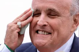 特朗普私人律师朱利安尼确诊  四天前曾让身旁证人摘口罩被拒视频封面