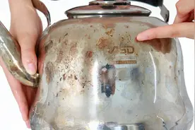不锈钢锅烧黑了难清洗，简单一招，一擦立马干净明亮，旧锅变新锅视频封面