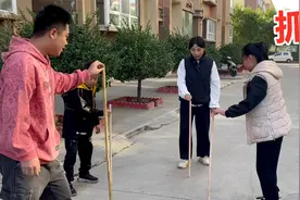 挑战抓棍子，看看谁的反应速度最快？赢了奖励100，结果太尴尬了视频封面