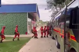 森林消防450人赶赴坠机现场救援视频封面