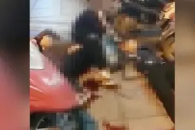 实拍：广西多名“血性”青年持砍刀血拼，现场争斗不止凌乱不堪视频封面