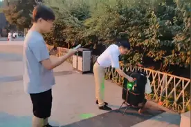 大妈秒配合！郑州一考点周边广场舞噪音大，经记者提醒当场关音响视频封面