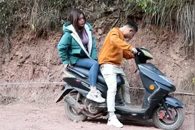 表妹坐表哥骑的摩托车过小溪，表妹刚夸表哥厉害，下一秒悲剧来了
