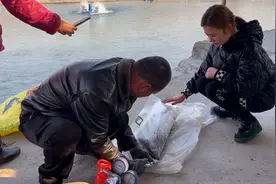 小媳妇承包鱼塘养鲟鱼，零售5条邮递过去，这样打包能存活多久视频封面