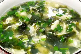 这才是紫菜蛋花汤的正确做法，记住这个小窍门，蛋花漂亮汤鲜美