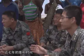维和官兵在利比亚执行任务，做了什么事情，让当地酋长竖起大拇指视频封面