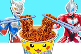 捷德奥特曼拆棒棒糖食玩!和赛罗奥特曼一起分享皮卡丘杯面!