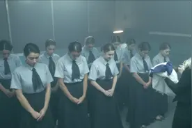 电影：女孩们被圈养16年，每天被强制睡觉19小时，真相让她们绝望视频封面