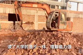 大学生表弟跟我学开挖掘机一周了，读书多理解能力就是强，快会了