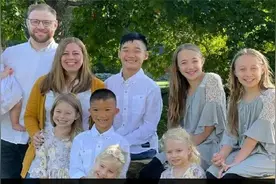 2016年，美国夫妇收养中国残疾孤儿，孩子现在怎么样了？视频封面