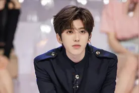 蔡徐坤从学员变制作人代表，点评风格被赞凌厉有温度，温柔有原则视频封面