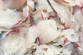 广西农村壮族名菜，看小伙只需这几步，就能做出鲜美爽脆的鱼生