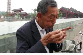 老外看中国街头匠人吹糖人技艺 外国网友：我已经被震撼到了视频封面