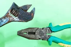 工具不管生锈多严重都不要扔，教你个好方法，让铁锈自己分离出来视频封面