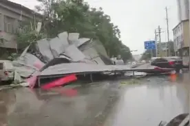 狂风暴雨来袭！河北邢台遭遇极端恶劣天气，放晴后城市内一片狼藉视频封面