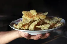 吃饭时少有人吃的边角料，炸一下别提有多美味，太可遇不可求了