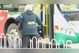公交车站台前横空出现隔离栏 市民：乘车还要翻栏杆吗？视频封面