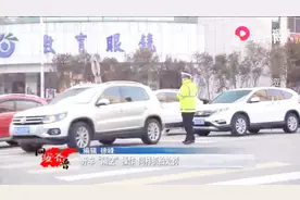 开车玩手机将被抓拍？有些司机耍聪明，“隔空”操作，能躲开才怪视频封面