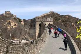 北京八达岭长城3月24日恢复开放，用一个小时爬到北六楼，壮观！