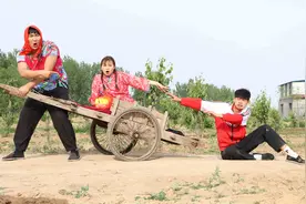 妈妈拉架车子带甜甜兄妹俩去走亲戚，没想把小志拉掉了，真逗视频封面