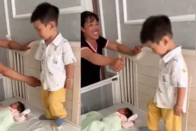 3岁哥哥护地盘，不准新生儿妹妹睡自己的床，奶奶一番话网友怒赞视频封面