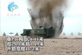 俄天王星-6军用扫雷机器人实战马里乌波尔：顶着地雷爆炸正常工作视频封面