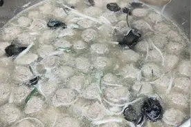 清汤丸子家常做法，清淡爽口不油腻，丸子成团不松散，松软有嚼劲视频封面