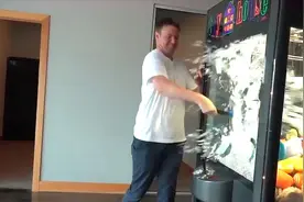 为何娃娃机总抓不到娃娃？老外暴力拆开后，发现其中藏有猫腻！