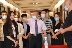 女子从国外回来谈合作，拒不戴口罩，老板霸气回击，不签也罢视频封面